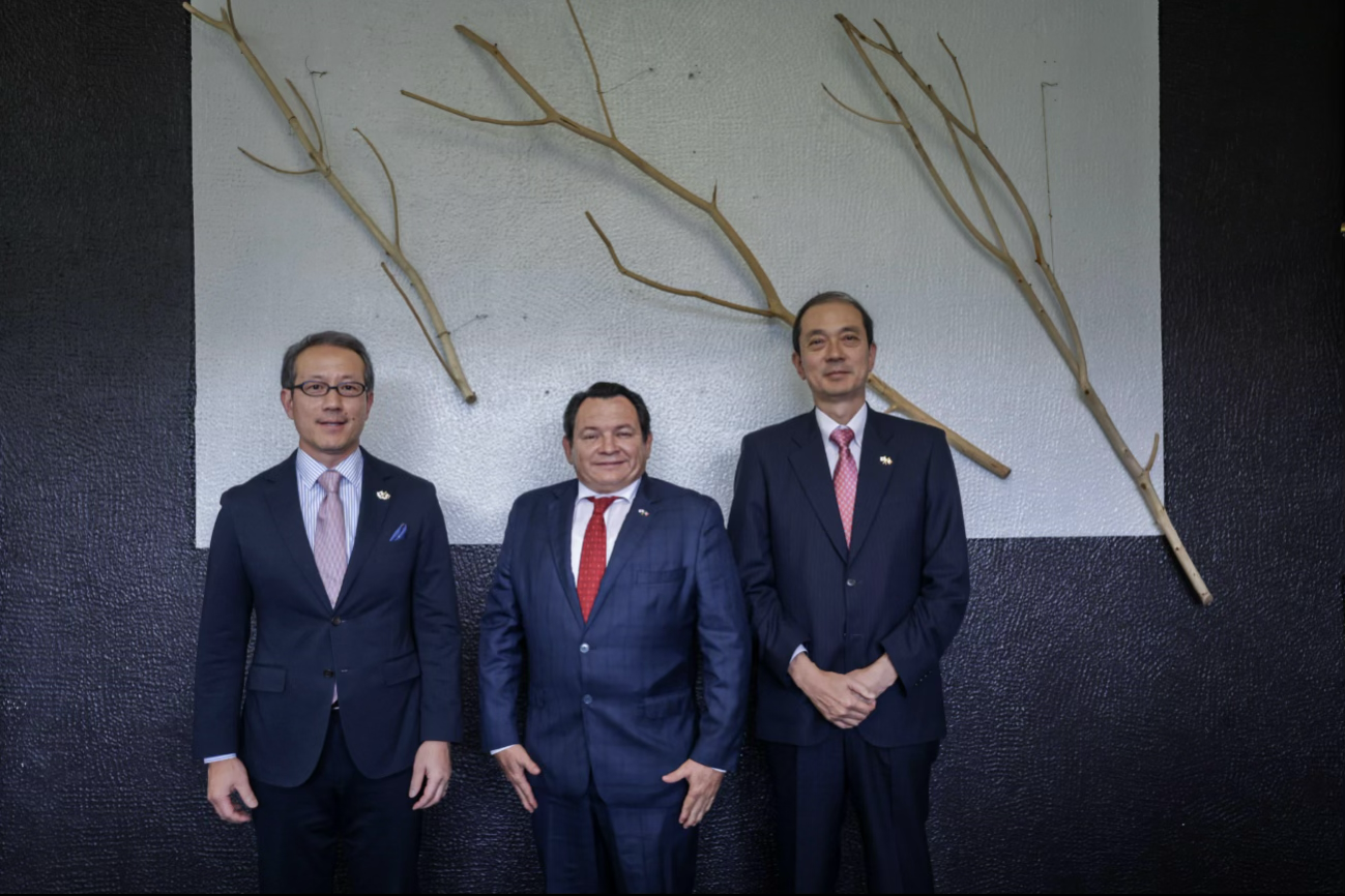 Empresarios japoneses en CDMX junto a Díaz Mena