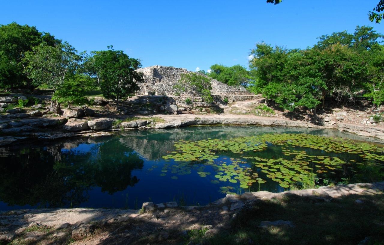 Cenote cristalino en la selva